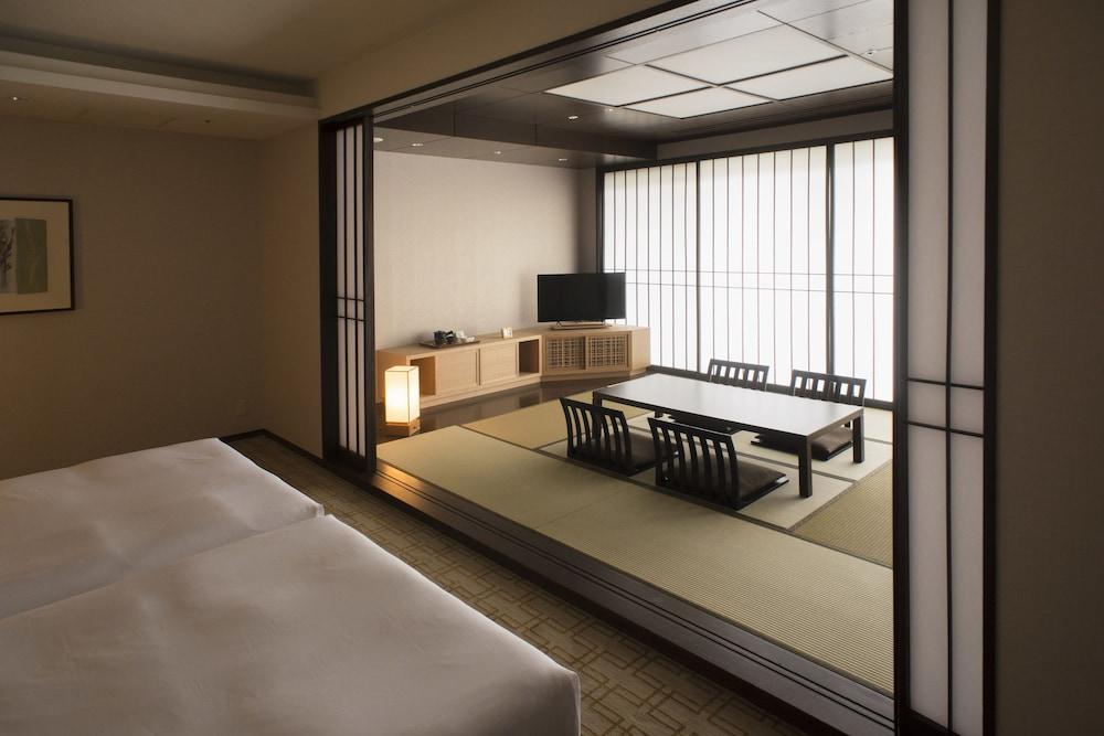 Hyatt Regency And 4*