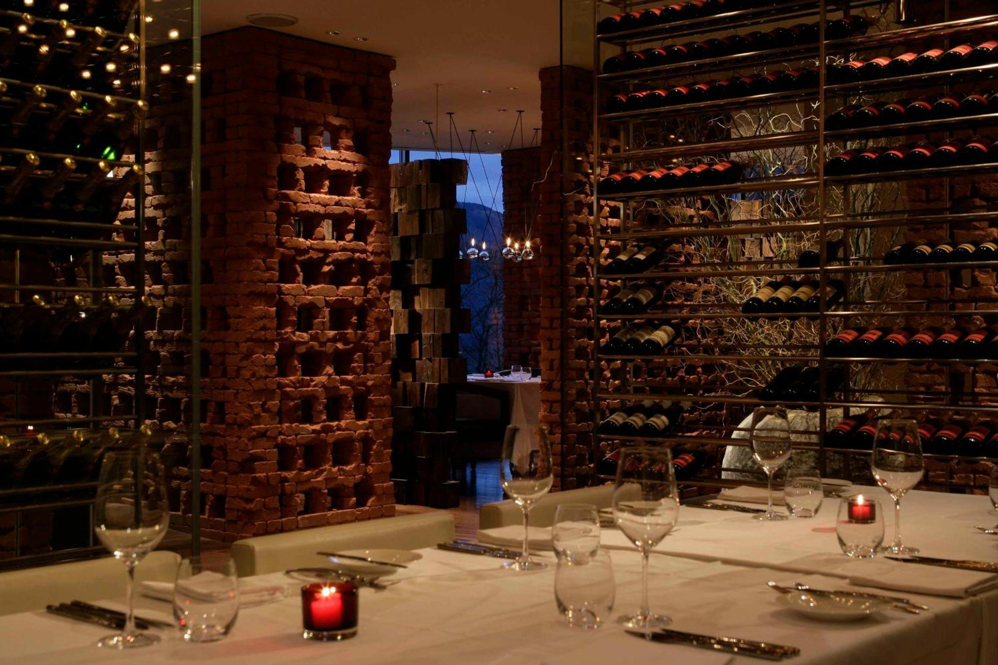 Hyatt Regency And 4*